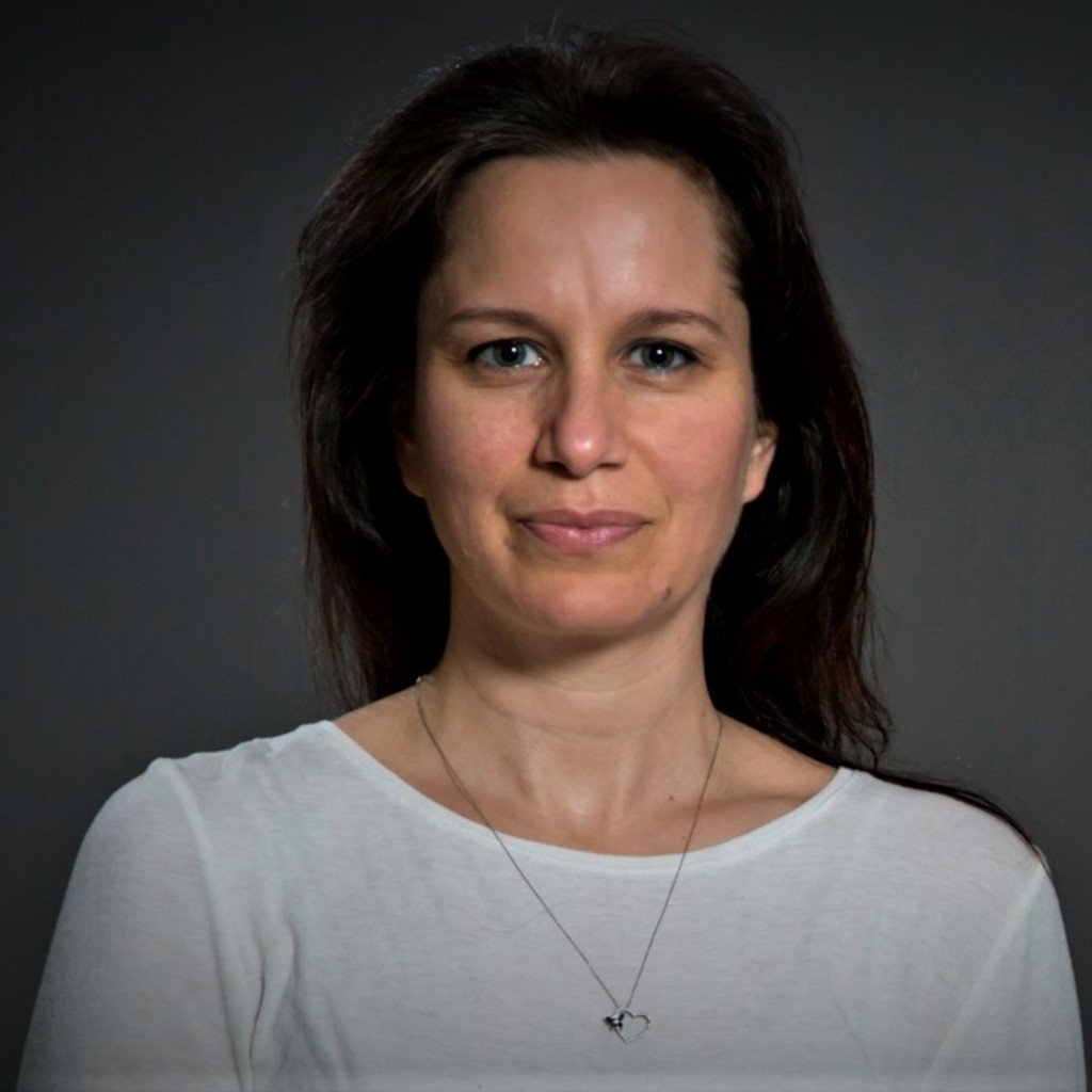 Dr. Julia Valla